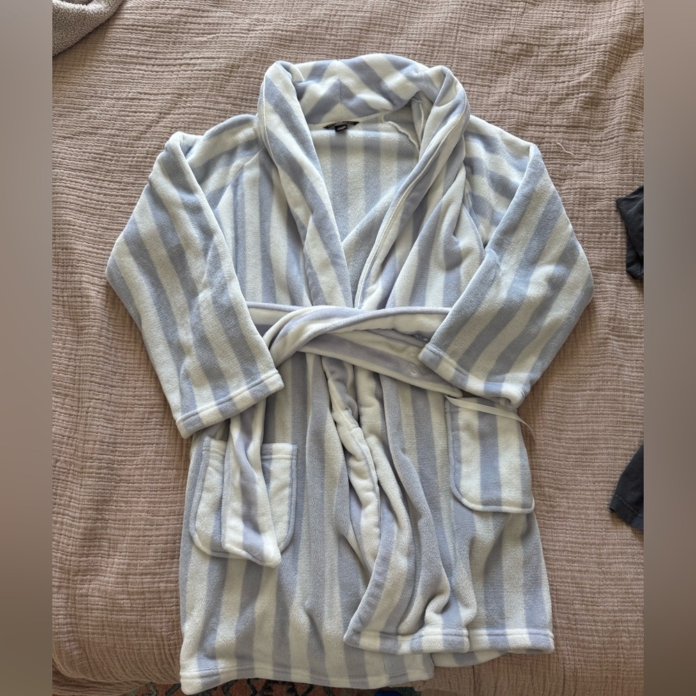 VICTORIAS SECRET SHORT PLUSH COZY BATH ROBE💜💟🤍